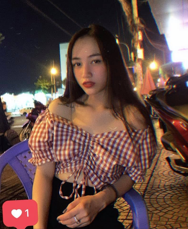 Người đẹp sinh năm 1999 khá tự tin khoe dáng với các kiểu áo trễ vai.