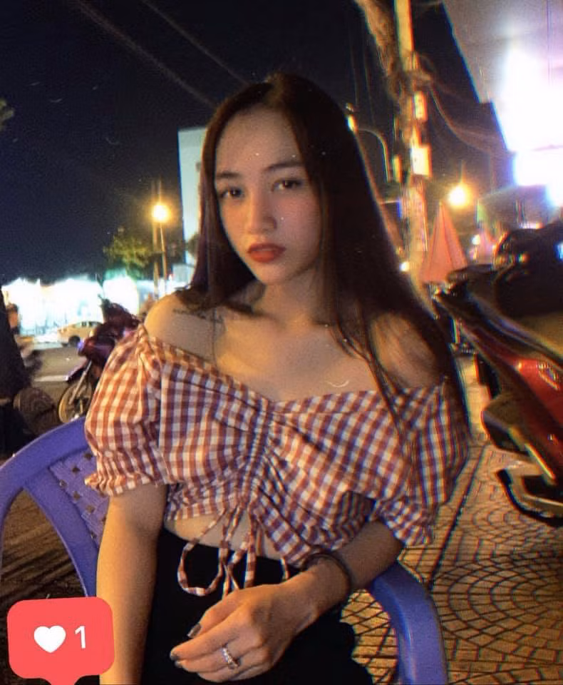 Người đẹp sinh năm 1999 khá tự tin khoe dáng với các kiểu áo trễ vai.