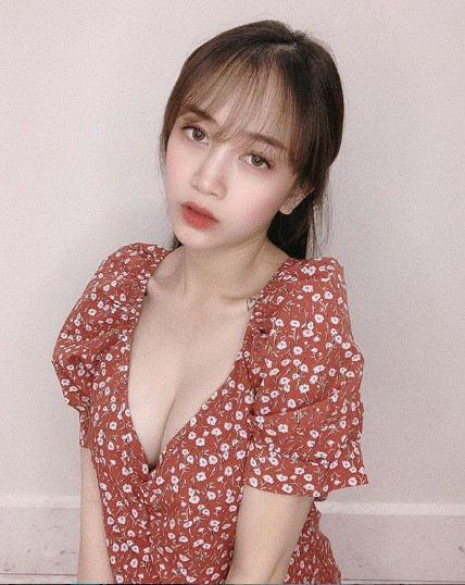 Thiết kế xẻ ngực sâu phô trọn vòng một đầy đặn của ái nữ đại gia Minh Nhựa.