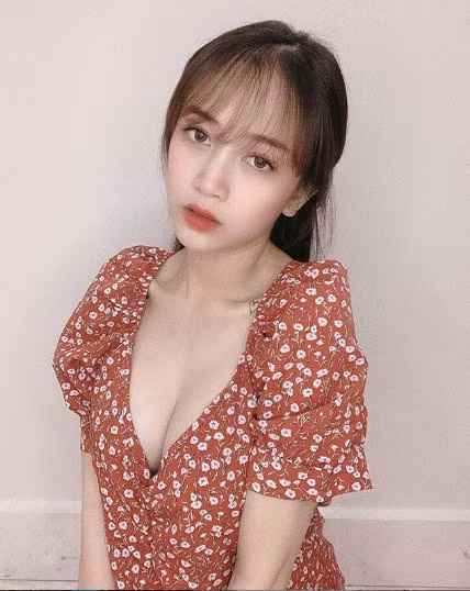 Thiết kế xẻ ngực sâu phô trọn vòng một đầy đặn của ái nữ đại gia Minh Nhựa.