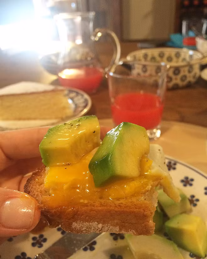 Ngoài quả bơ, Honey Lee còn ưu tiên lựa chọn các thực phẩm giàu chất xơ và ít hàm lượng cao như cần tây, tảo bẹ, cà chua bi, đậu phụ… cho thực đơn của mình.