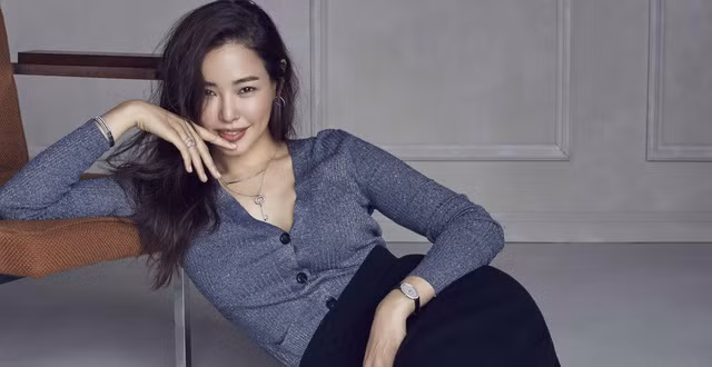 Sinh năm 1983, năm nay đã bước sang tuổi 37 nhưng Hoa hậu Hàn Quốc 2006 vẫn giữ được vẻ tươi trẻ và tràn đầy sức sống như thời kỳ đăng quang cách đây 13 năm.