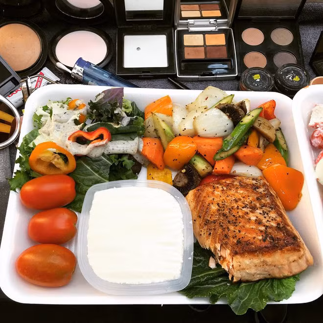 Nước chanh cũng là một trong những bí quyết làm đẹp của “hoa hậu quốc dân” Honey Lee. Cơ thể cô rất dễ tăng cân nên việc kiểm soát trọng lượng cơ thể hết sức cần thiết.