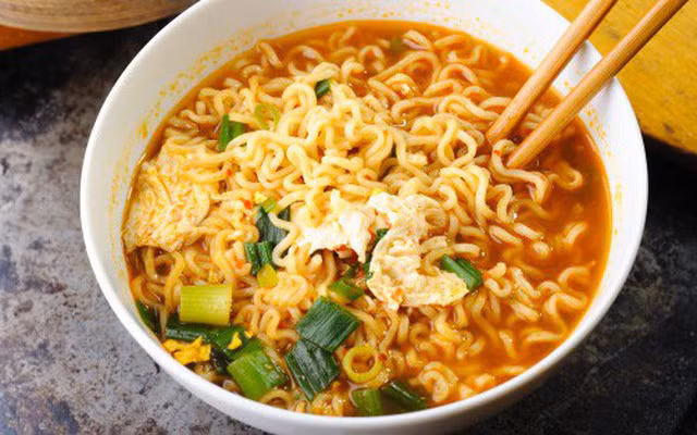 Mì chứa nhiều carbohydrate, sau khi ăn sẽ chuyển thành chất béo gây đầy bụng, béo phì. Ngoài ra, hầu hết các loại mì đều khiến cơ thể có chỉ số đường huyết cao, giấc ngủ không ngon, dễ thức giấc giữa chừng. Ảnh: Internet, BS. Mời độc giả xem video "Các thực phẩm chống độc siêu hạng". Nguồn: VTC.