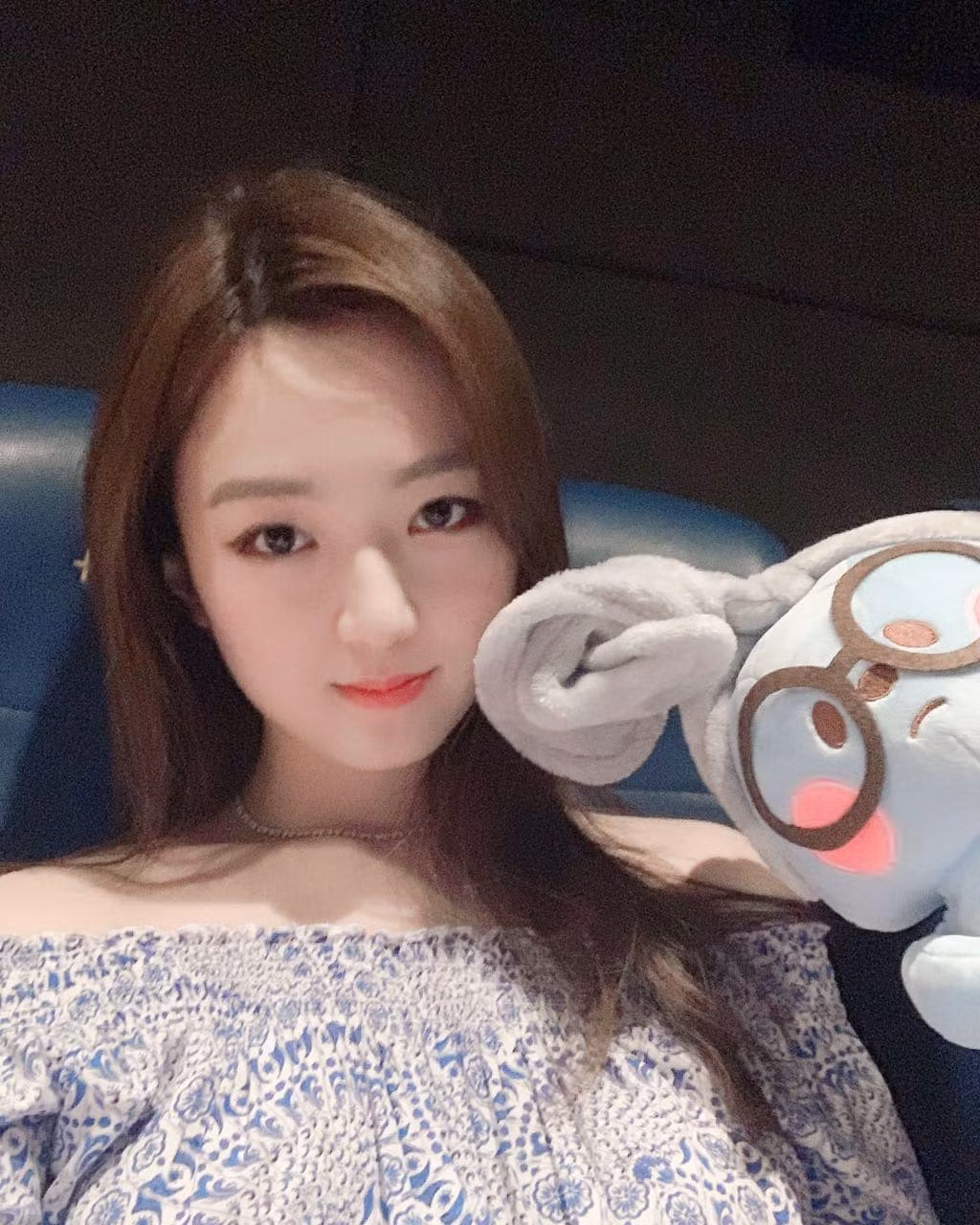 Người đẹp 25 tuổi thường diện những trang phục trễ vai để khoe bờ vai trắng nõn.