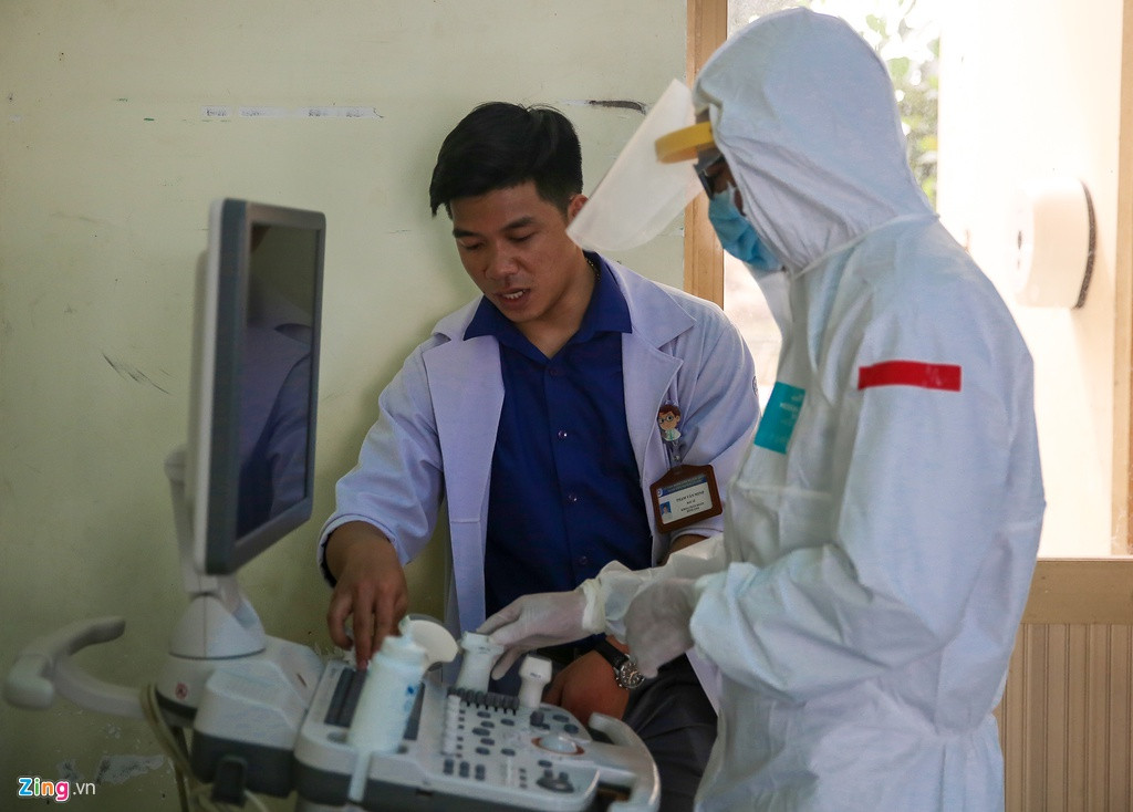 Ngay ngày đầu tiên đi vào hoạt động, các bác sĩ cũng thực hiện diễn tập tiếp nhận bệnh nhân nghi nhiễm virus coroa. Chỉ trong vòng 10 phút, tất cả y bác sĩ sẵn sàng tiếp nhận và điều trị cho nam bệnh nhân này. Ảnh: Zing.