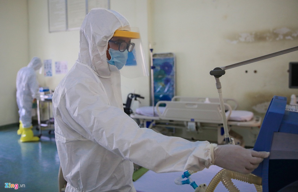 Do bệnh viện dã chiến có vị trí gần Bệnh viện huyện Củ Chi, Sở Y tế và UBND huyện Củ Chi thống nhất chọn Bệnh viện huyện Củ Chi tham gia hỗ trợ nhân lực (bác sĩ, điều dưỡng) cho Bệnh viện Bệnh Nhiệt Đới trong giai đoạn đầu mới triển khai bệnh viện dã chiến. Ảnh: Zing.