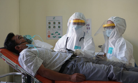 BV dã chiến có đủ trang thiết bị hồi sức bệnh nặng (máy thở, monitor,...). Các thiết bị X-quang, Siêu âm di động của BV quận Thủ Đức cũng được điều động đến phục vụ người bệnh tại BV dã chiến. Ảnh: Công an TPHCM.