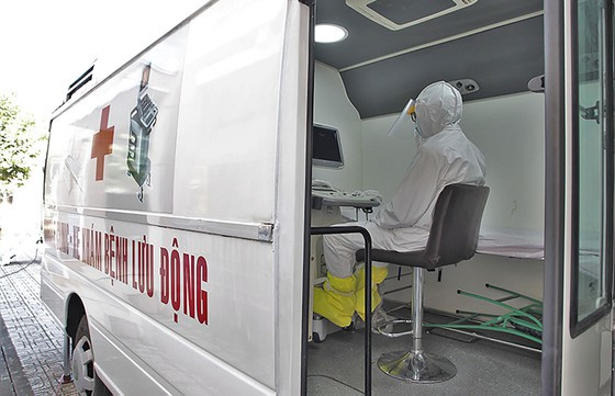 Bệnh viện được trang bị nhiều máy móc, thiết bị để thăm khám, điều trị cho các ca nhiễm chủng mới của virus corona. Ảnh: SGGP.