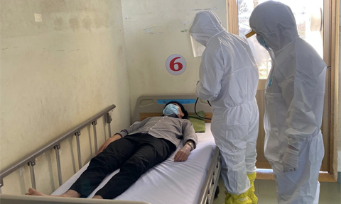 Đại tá Nguyễn Văn Hoàng, Phó tư lệnh, Tham mưu trưởng Bộ Tư lệnh TPHCM cho biết, để đảm bảo an toàn cho bệnh nhân và nhân viên y tế tại Bệnh viện dã chiến, Bộ tư lệnh Thành phố đã thành lập thêm đội giữ binh và bộ phận hậu cần, phục vụ ăn uống cho nhân viên y tế và bệnh nhân. Ảnh: Công an TPHCM.