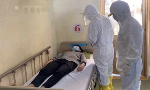 Đại tá Nguyễn Văn Hoàng, Phó tư lệnh, Tham mưu trưởng Bộ Tư lệnh TPHCM cho biết, để đảm bảo an toàn cho bệnh nhân và nhân viên y tế tại Bệnh viện dã chiến, Bộ tư lệnh Thành phố đã thành lập thêm đội giữ binh và bộ phận hậu cần, phục vụ ăn uống cho nhân viên y tế và bệnh nhân. Ảnh: Công an TPHCM.