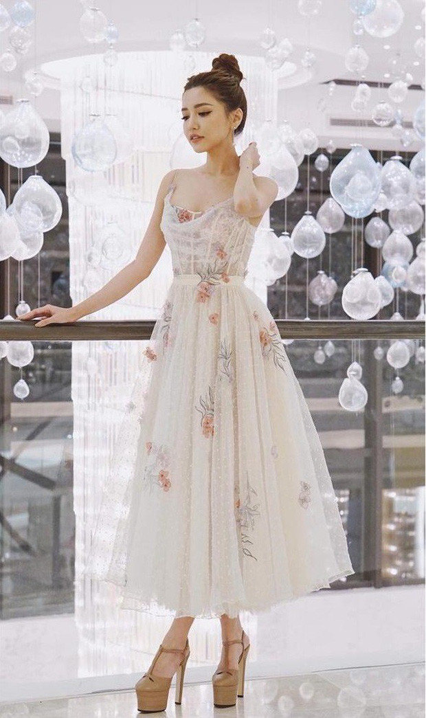 Bích Phương cũng vì ham chọn giày độn với phần đế "khủng" mà trông như đang đi cà kheo.