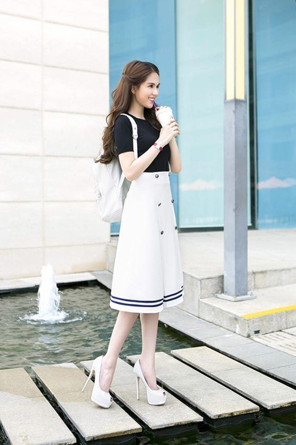 Nữ hoàng nội y Ngọc Trinh cũng thường xuyên phối đồ với giày cao gót cao tới 20cm.