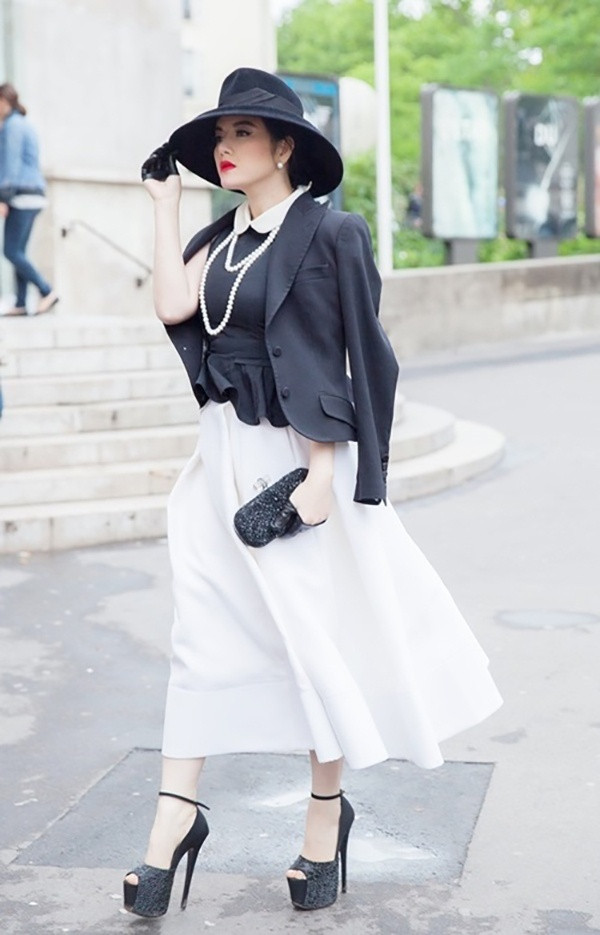 Lý Nhã Kỳ cũng nhiều lần khiến fan hâm mộ thót tim vì đeo giày cao gót cao lênh khênh mà vẫn sải bước đầy tự tin.