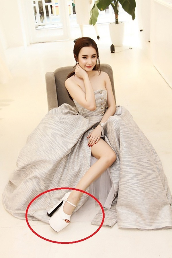 Angela Phương Trinh cũng là một tín đồ của giày cao gót và chúng không phải là những đôi giày bình thường, hầu hết cô đều sử dụng những đôi giày cao trên 15cm, có những đôi lên tới 20-25cm.