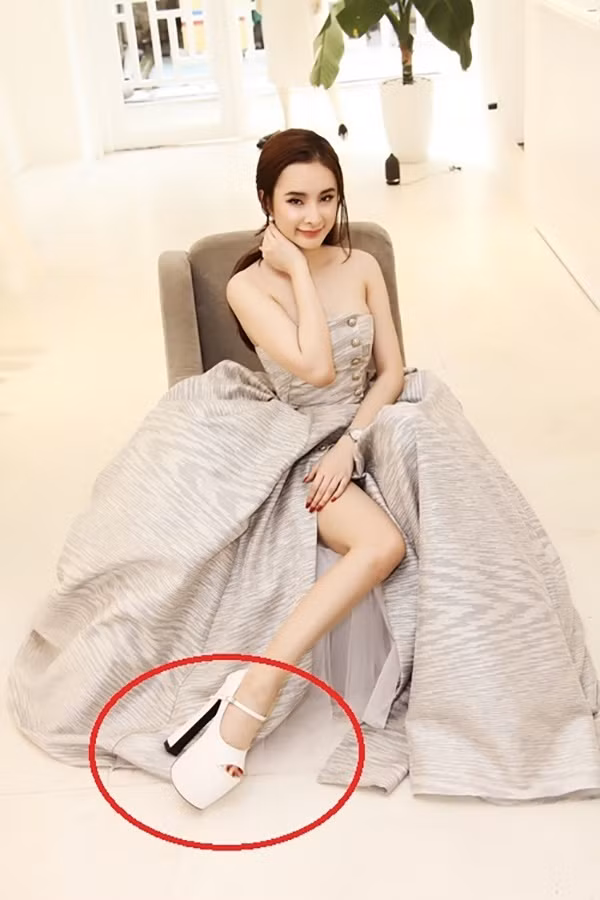 Angela Phương Trinh cũng là một tín đồ của giày cao gót và chúng không phải là những đôi giày bình thường, hầu hết cô đều sử dụng những đôi giày cao trên 15cm, có những đôi lên tới 20-25cm.