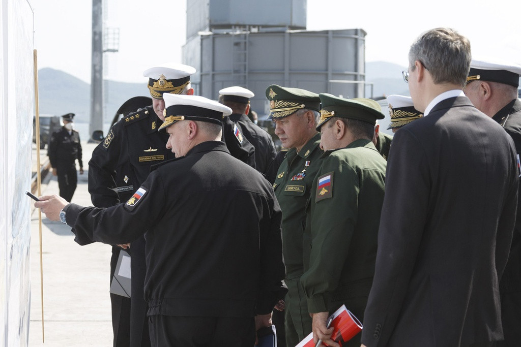 Bộ trưởng Shoigu đã yêu cầu đẩy nhanh tiến độ xây dựng căn cứ, đồng thời giao nhiệm vụ cho các bên liên quan phải hoàn thành việc xây dựng căn cứ vào cuối năm 2020.