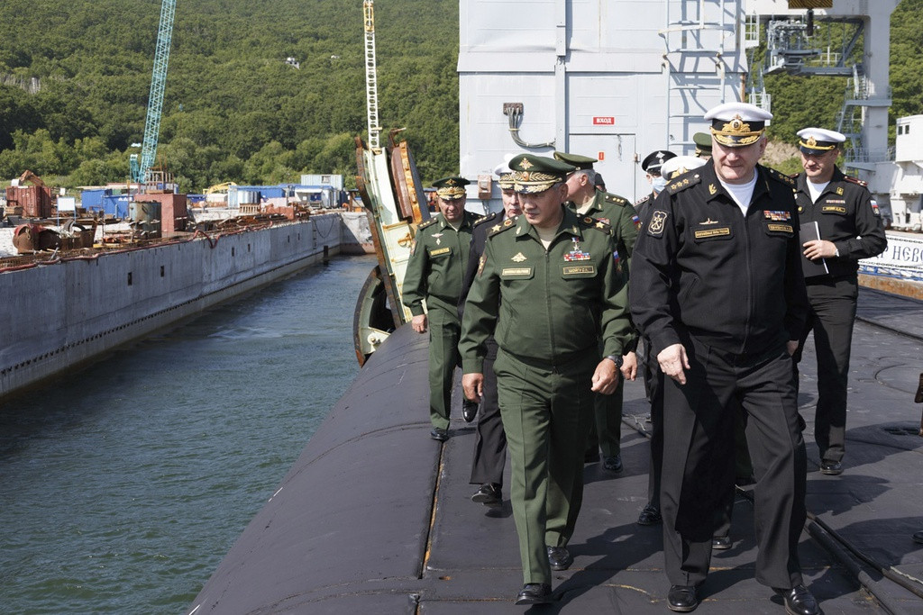 Bộ trưởng Shoigu cũng yêu cầu Tư lệnh Hải quân Nga Đô đốc Nikolai Yevmenov và Tư lệnh Hạm đội Thái Bình Dương Đô đốc Sergei Avakyants xây dựng căn cứ mới trở thành một chuẩn mực, đặc biệt là tổ chức các cuộc tập trận để loại bỏ các phương tiện lạc hậu.