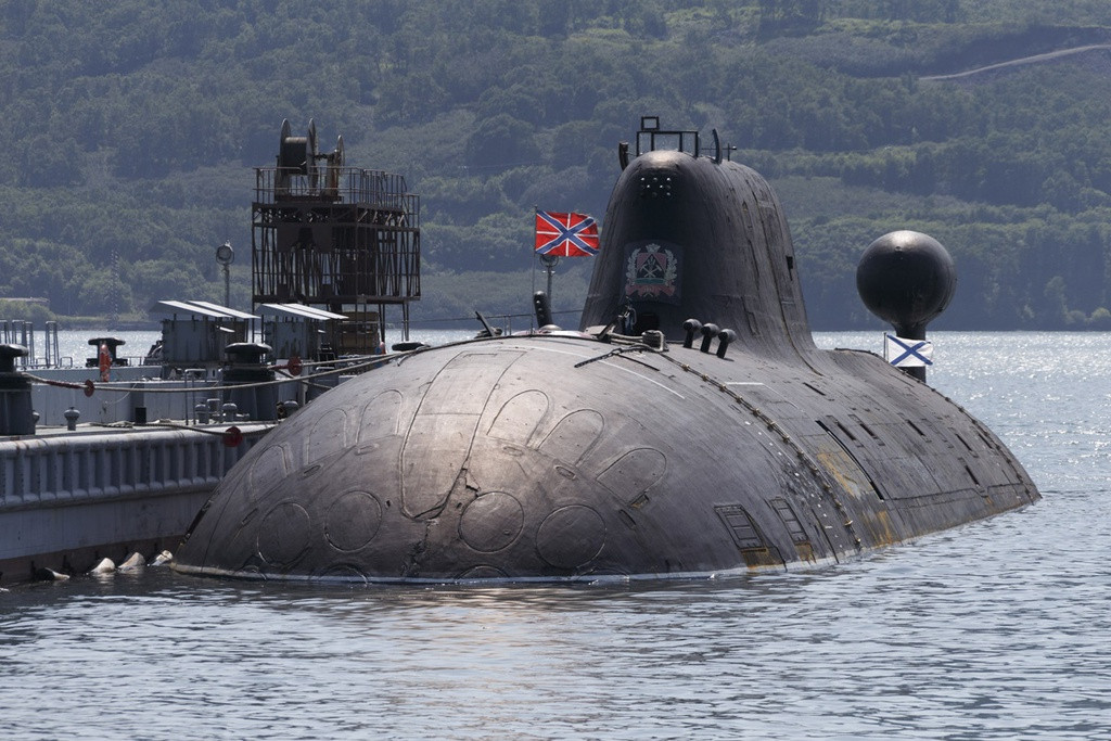 Cầu cảng hiện có tại căn cứ chưa đáp ứng được nhiệm vụ nạp ngư lôi và tên lửa một cách nhanh chóng cho các tàu ngầm. Bên cạnh đó, cầu cảng lộ thiên khiến việc chuẩn bị cho các tàu ngầm dễ dàng bị vệ tinh theo dõi.