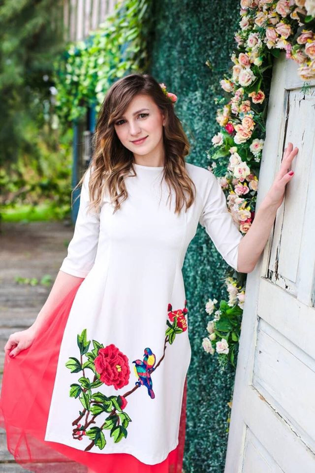 Nữ DJ mặc áo dài cách tân với chân váy cũng cực xinh.