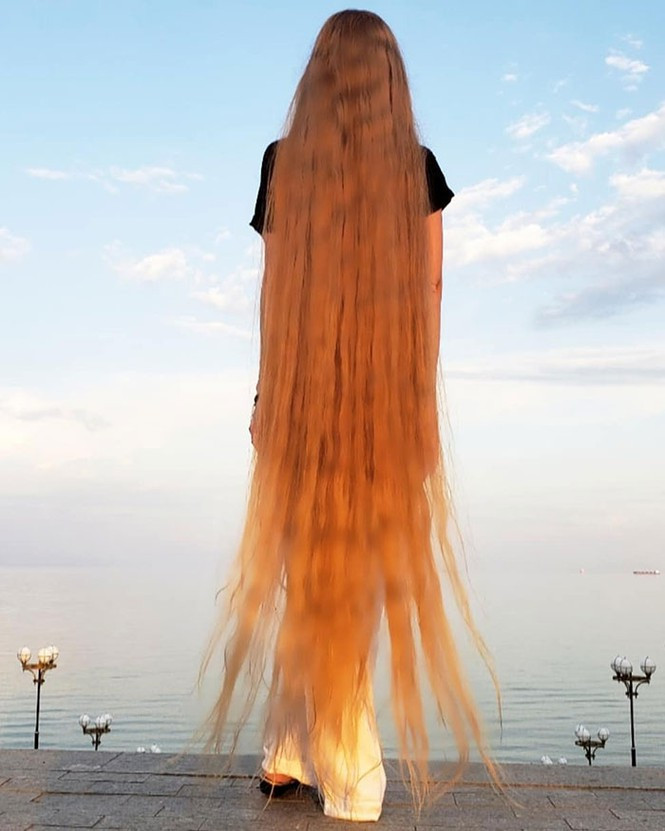 Do vậy, Alena hàng ngày thường búi gọn gàng và chỉ xõa tóc vào ngày cuối tuần hoặc dịp đặc biệt.