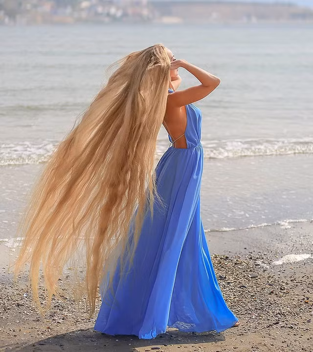 Bà mẹ hai con này chia sẻ: "Từ bé, mẹ tôi đã nói với tôi rằng vẻ đẹp của người phụ nữ bắt nguồn từ mái tóc, vì vậy, bà khuyên tôi hãy nuôi tóc dài và đừng cắt nó”.