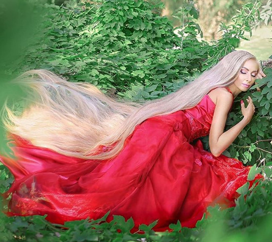 "Tôi từng thay đổi một vài kiểu tóc trước đây nhưng giờ tôi chỉ tập trung vào việc chăm sóc nó. Tôi chọn các sản phẩm có nguồn gốc tự nhiên và tránh xa máy sấy, máy duỗi tóc để bảo vệ chúng. Tóc tôi rất dễ chải nhưng tôi không thể gội đầu thường xuyên, thường thì tôi chỉ gội một lần mỗi tuần vì việc đó khá tốn thời gian", Alena cho biết.