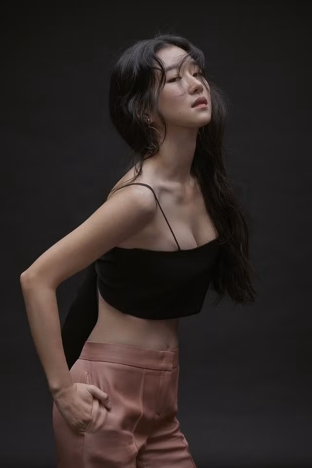 Vòng eo con kiến của Ye Ji cũng bị khán giả nghi ngờ là dùng kỹ xảo vì nhỏ đến mức khó tin. Một số cho rằng vòng 2 của Ye Ji chỉ vào khoảng 17-18 inches (khoảng 43-46 cm). Có người thậm chí còn bình luận: "Cơ thể này có thể chứa đủ lục phủ ngũ tạng hay sao? Không đời nào".