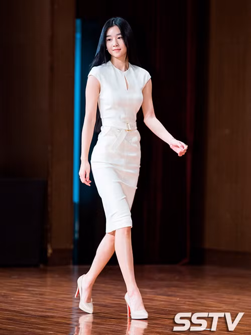 Seo Ye Ji cũng tiết lộ rằng mẹ và chị gái cô từng làm tiếp viên hàng không, một công việc rất được ngưỡng mộ ở Hàn Quốc. Cô được may mắn thừa hưởng từ họ rất nhiều nét đẹp trên cơ thể.