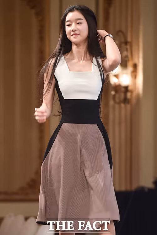 Khi dự sự kiện, Seo Ye Ji thường chọn các mẫu váy thanh lịch, ôm dáng.