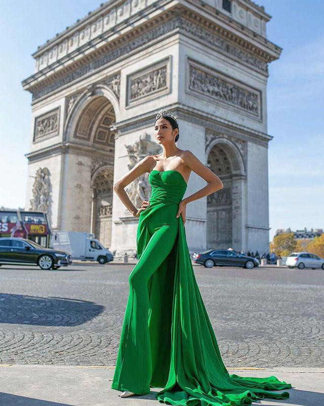Vốn sở hữu làn da nâu bóng khỏe, việc chọn trang phục có tông màu nổi bật như xanh lá cũng là một cách để Hoàng Thùy giúp cho vẻ đẹp của mình được tôn vinh hơn.