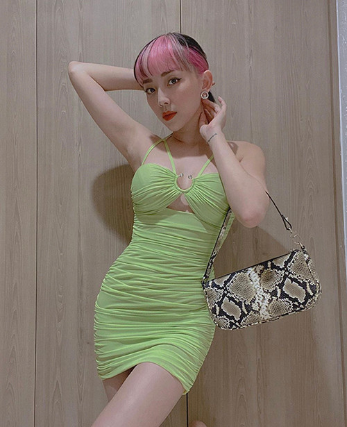 Váy xanh bơ ôm sát hình thể của Tóc Tiên phù hợp với bạn gái dáng thanh mảnh, vòng hai gọn gàng.