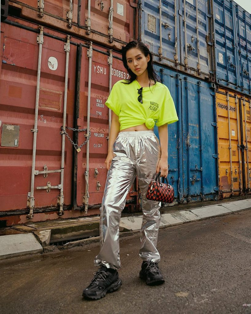 Khánh Linh cũng không nằm ngoài xu hướng thời trang màu xanh nõn chuối.