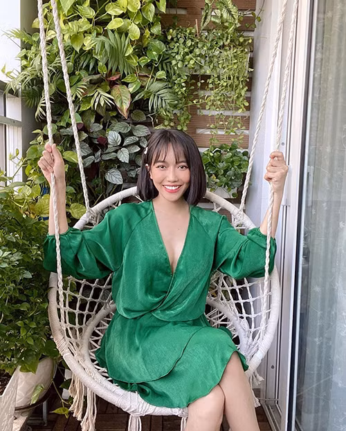 Diệu Nhi “nhuộm xanh” cả góc trời với chiếc váy lụa xanh xẻ cổ chữ V nữ tính. Ảnh: Video "Minh Hằng chia sẻ về phong cách thời trang". Nguồn: VTC