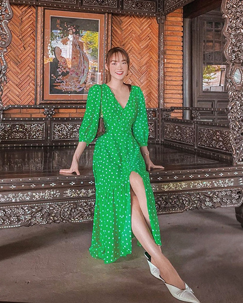 Minh Hằng dịu dàng với dòng thời trang vintage, váy chấm bi được người đẹp sử dụng cùng giày hở gót, túi kẹp nách.