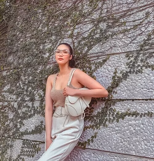 Lan Khuê khoe thời trang mùa hè cực kỳ gợi cảm trẻ trung.