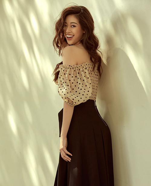 Hoa hậu Khánh Vân diện đầm trễ vai, chân váy midi để tôn nét gợi cảm.