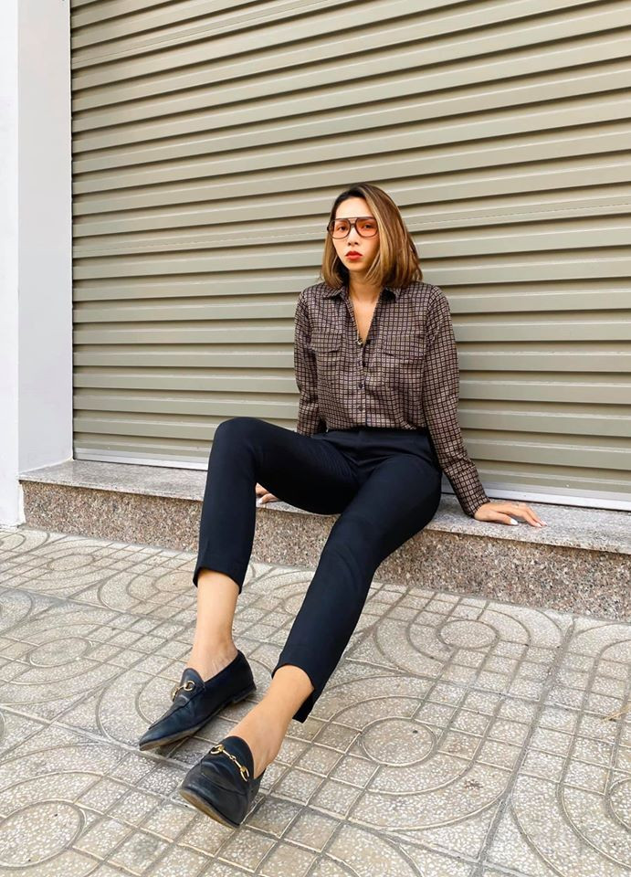 Người mẫu Minh Triệu khỏe khoắn với style áo sơ mi kẻ và quần âu thanh lịch.