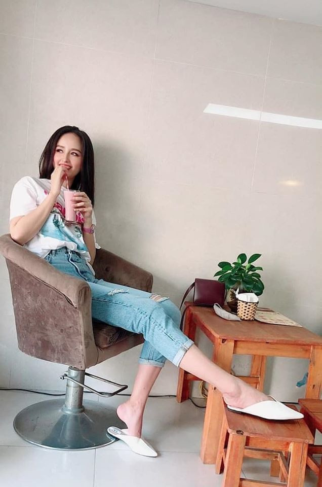 Mai Phương Thúy lên đồ đơn giản đi café cùng bạn bè.