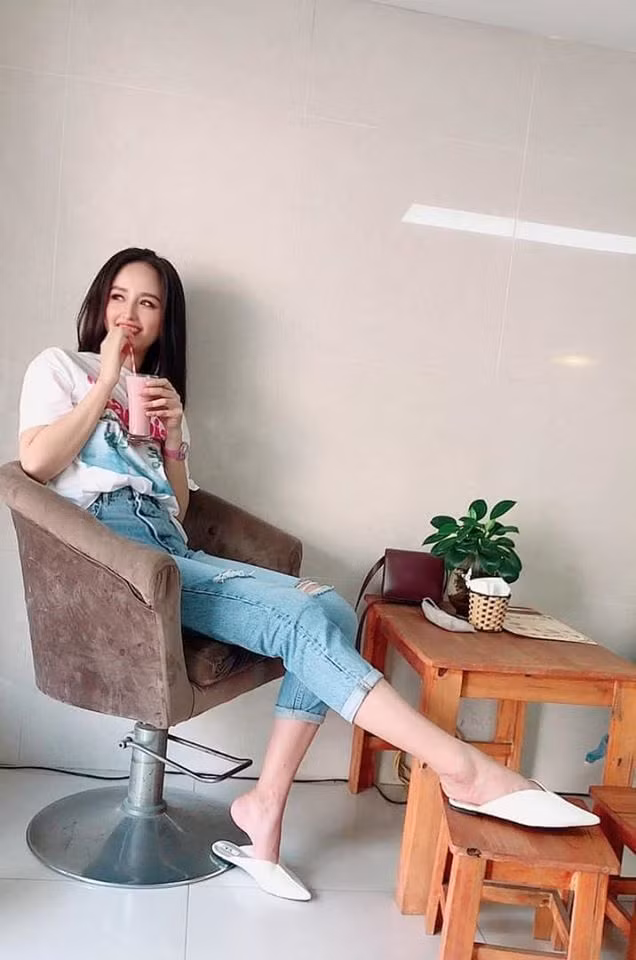 Mai Phương Thúy lên đồ đơn giản đi café cùng bạn bè.