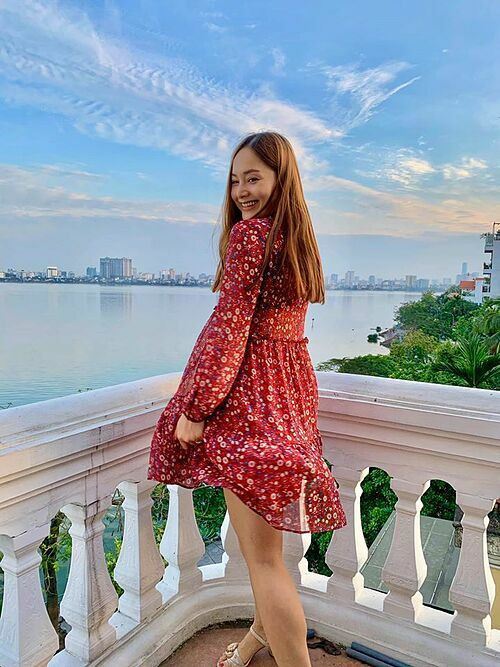 Diễn viên Lan Phương điệu đà với đầm suông đỏ hoa nhí. Ảnh: FB, IG. Video "Minh Hằng chia sẻ về phong cách thời trang". Nguồn: VTC.