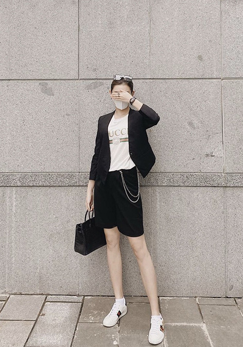 Á hậu Huyền My trẻ trung với set đồ tông trắng - đen gồm suit dáng ngắn, áo thun Gucci, túi hiệu Hermes.