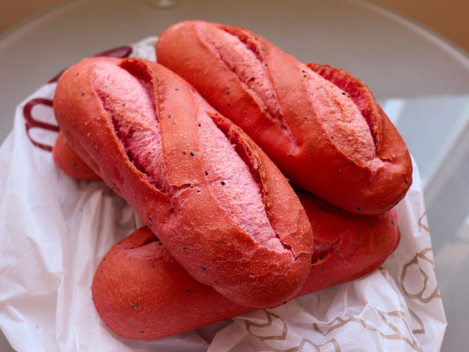 Cô cho biết bản thân có ấn tượng với hương vị thanh mát, tươi mới, cùng với màu sắc đẹp mắt; lớp vỏ bánh bên ngoài giòn tan cùng ruột bánh mềm. Chiếc bánh mì này không chỉ nổi tiếng theo xu hướng trên mạng xã hội mà mùi vị của nó thực sự ngon.