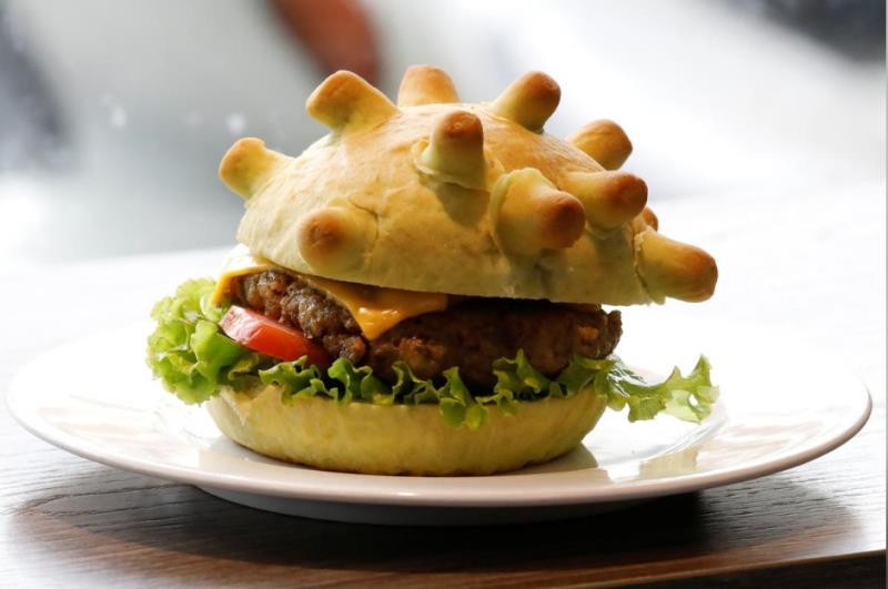 Đầu bếp Hoàng Tùng và nhà hàng của anh đã tạo nên chiếc bánh burger corona được làm từ trà xanh và tạo hình mô phỏng virus. Chiếc bánh này có nhân thông thường nhưng với diện mạo đầy sáng tạo, chiếc bánh được trang tin Reuters hết lời khen.