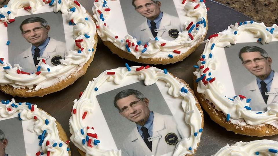 Một tiệm donut ở New York, Mỹ, đã sáng tạo ra bánh in hình một vị bác sĩ nổi tiếng để tri ân các bác sĩ trong chiến dịch chống COVID-19. Hình ảnh bác sĩ Anthony Fauci được in lên một tờ giấy ăn được, loại rất mỏng, rồi đặt lên trên lớp kem bơ của bánh.