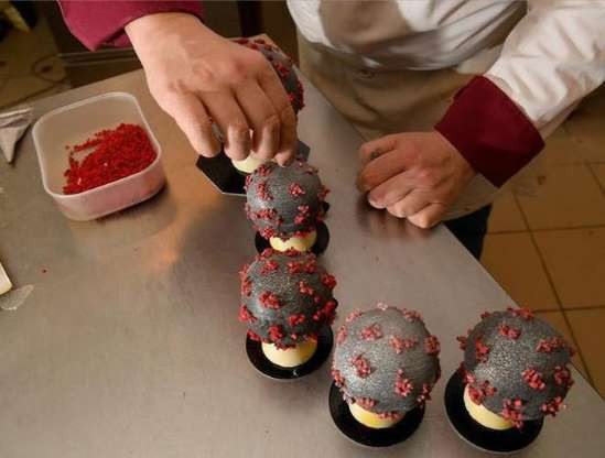 Những chiếc bánh được phủ lớp vỏ bằng chocolate sữa cùng những hạt hạnh nhân màu đỏ. Ý tưởng độc đáo của Jean-Francois Pré được mọi người đánh giá cao.