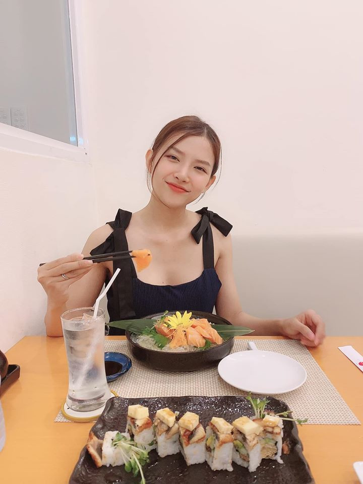 Đôi khi, Khánh Vy lại biến hóa ấn tượng cùng style gợi cảm khoe vòng một đầy đặn. 