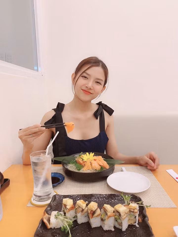 Đôi khi, Khánh Vy lại biến hóa ấn tượng cùng style gợi cảm khoe vòng một đầy đặn. 