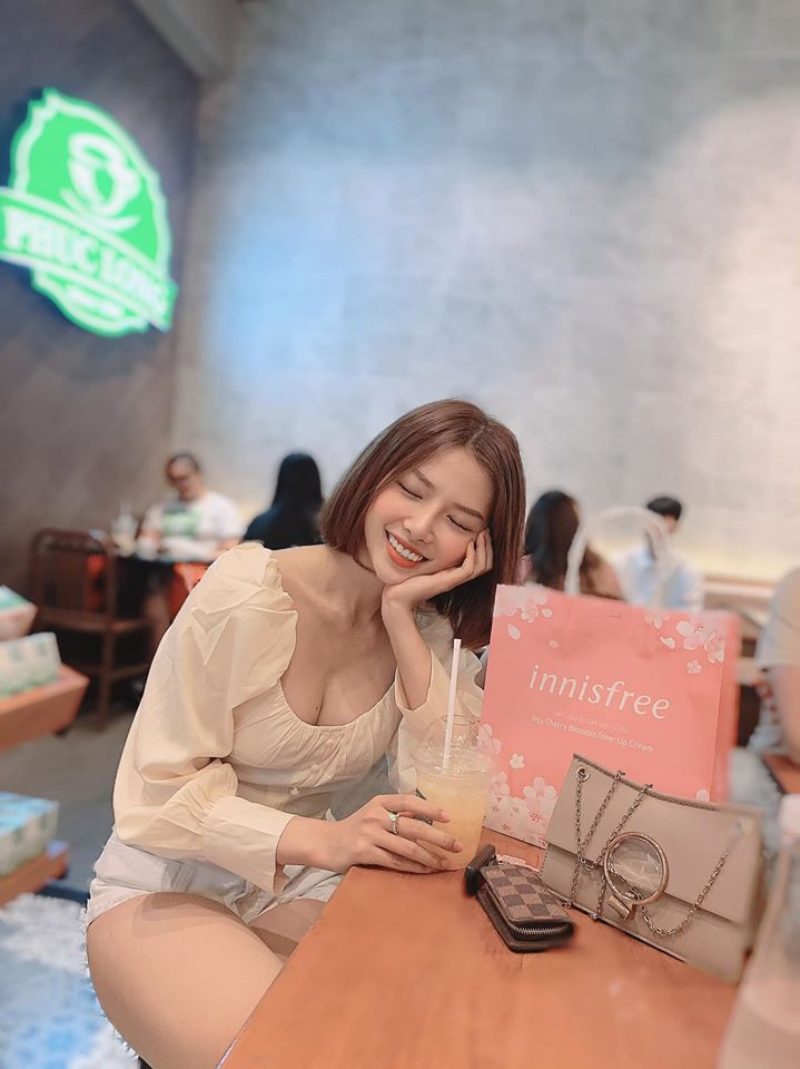 Cô nàng sinh năm 1994 tự tin phô diễn đôi gò bồng đào với chiếc áo khoét ngực sâu. 