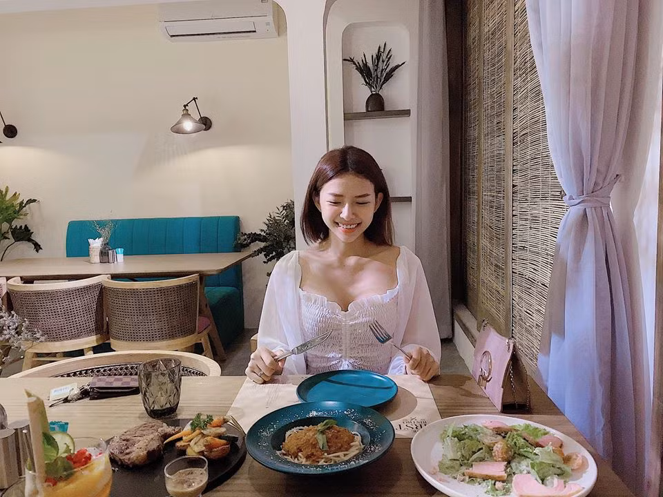 Gu thời trang gợi cảm của Khánh Vy được đánh giá cao bởi không quá hở hang mà vẫn đẹp dịu dàng. 